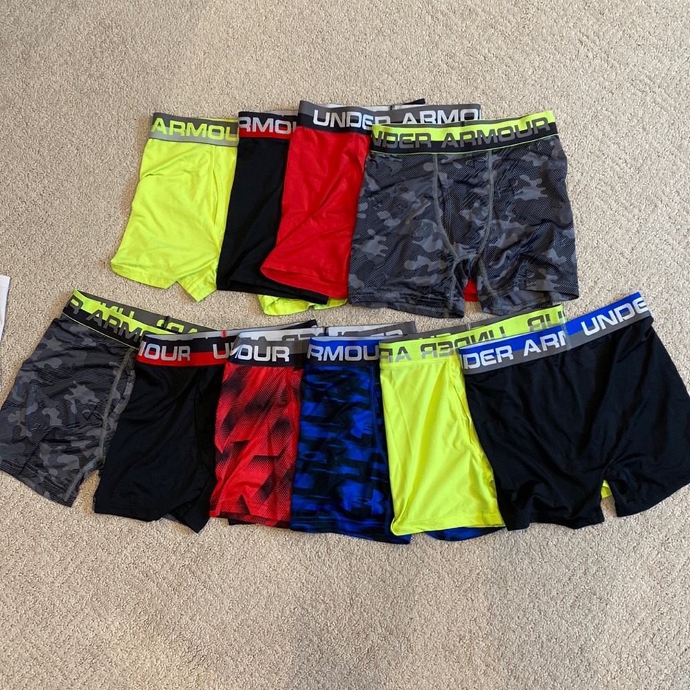 10 pair of UA Heatgear boxer briefs.  Smoke free home.